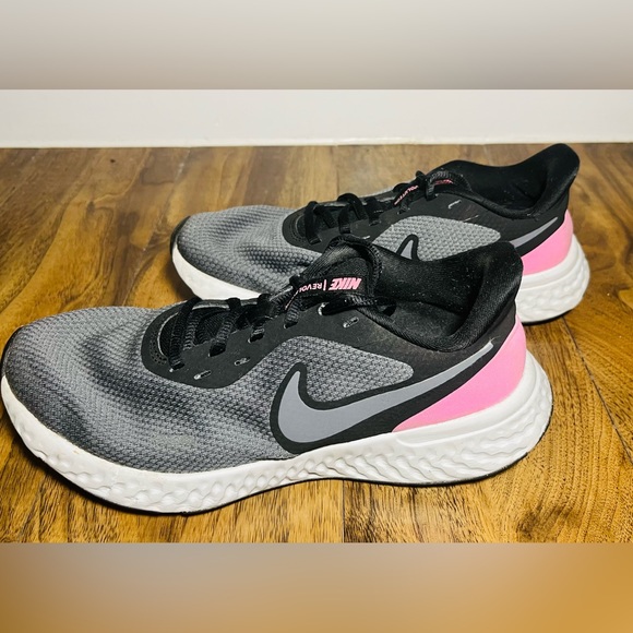 Womens Nike REVOLUTION Grey Psychic Pink Running Sneaker - Picture 4 of 5